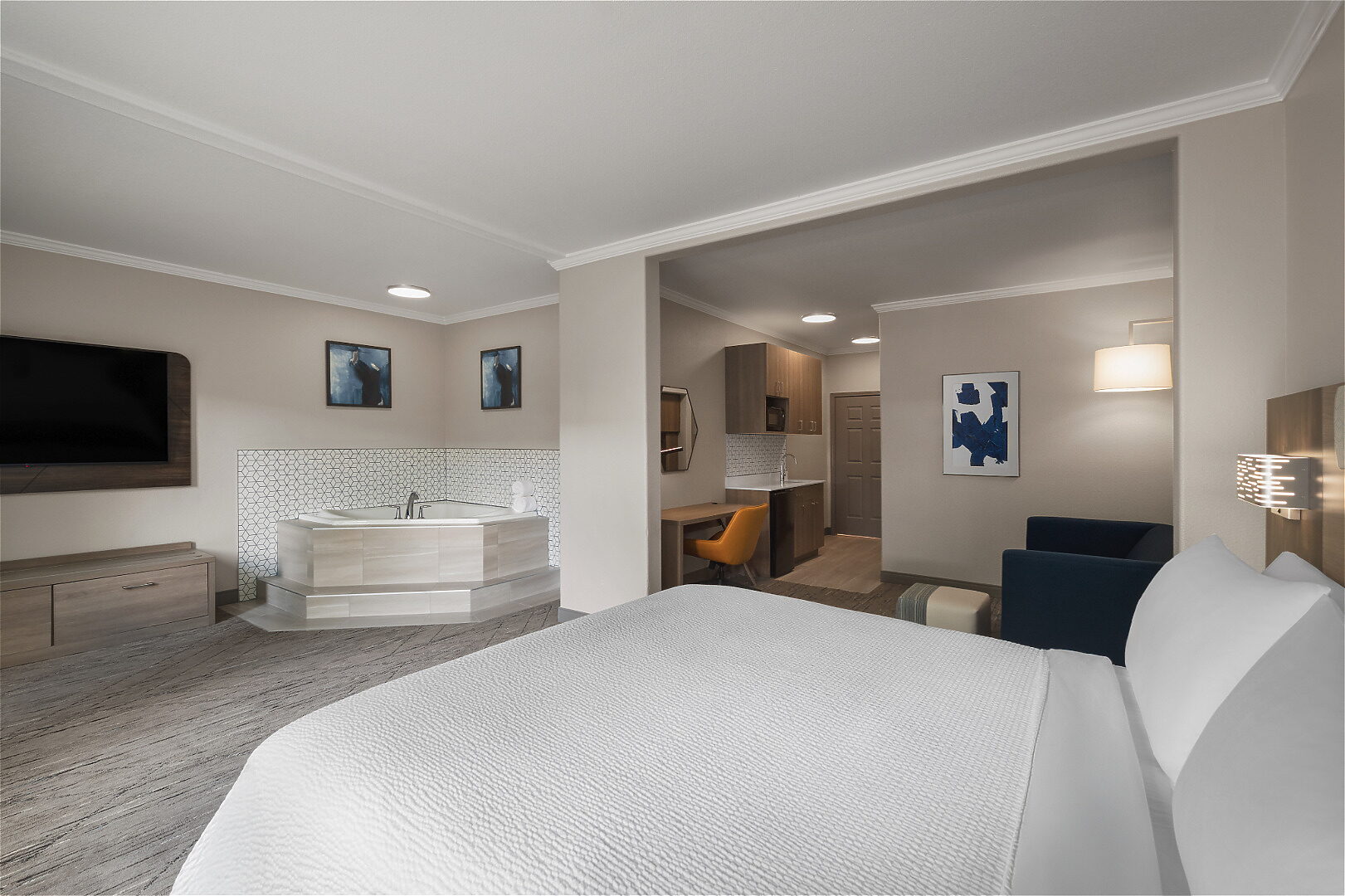 King Whirlpool Suite